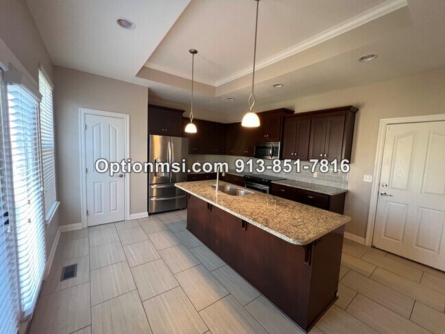 Building Photo - Blue Valley Townhome!