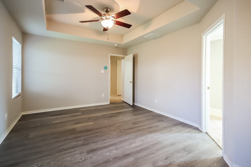 Building Photo - 18407 Knob Hill Lake Ln