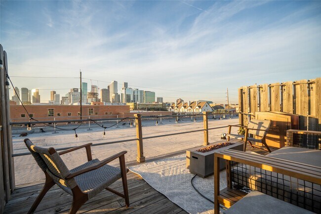 Building Photo - 1312 Live Oak St