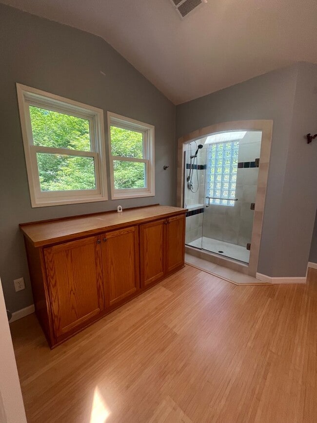 Building Photo - 3- Bedroom 2.5-Bathroom Gardening paradise...