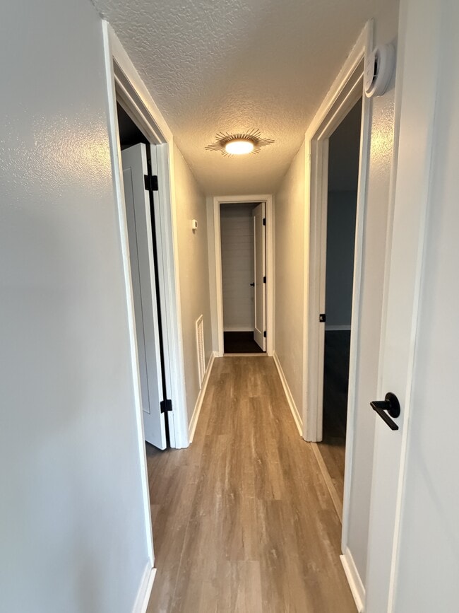 Building Photo - 320 Lakeview St