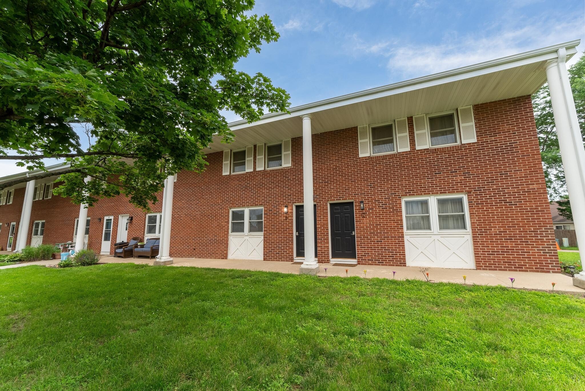 Building Photo - 1304 E Sylvan Cir