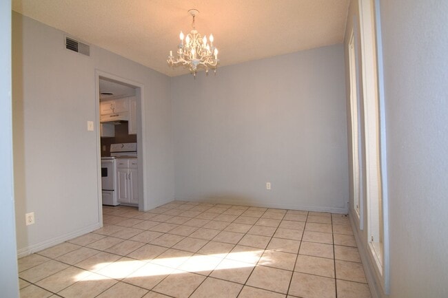 Building Photo - $1,500.00 Move-in-Special