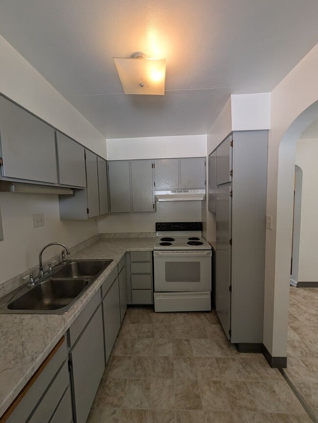 Building Photo - 428 S 10th Ave