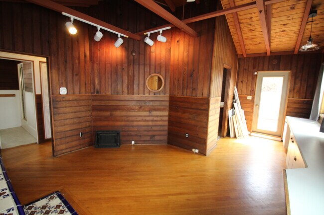 Building Photo - 1010 Tourmaline St