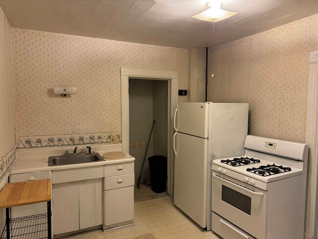 Building Photo - 323 Ash St