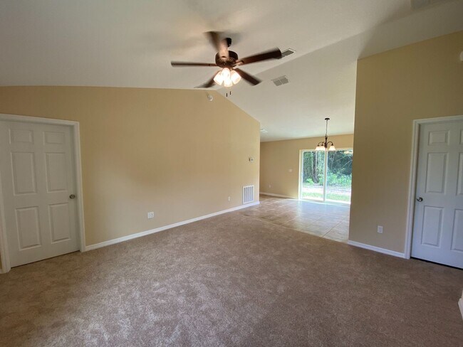 Building Photo - Desirable SE Ocala Neighborhood 3/2/1 **WON"T LAST**
