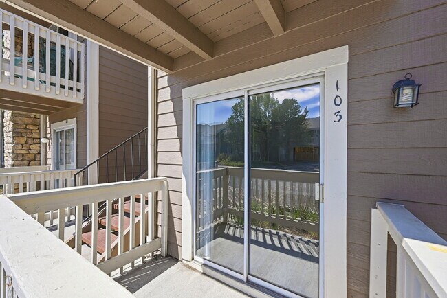 Building Photo - $1,540.95- 2 Bed, 2 Bath Updated Condo in Denver with In Unit Laundry and Community Amenities!