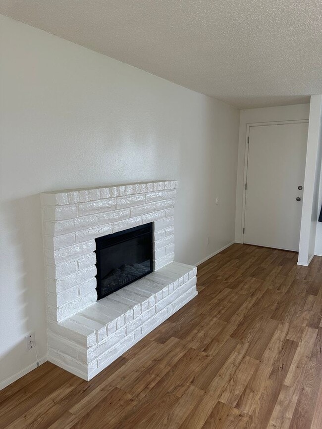 Building Photo - Updated 2 bed 1 bath dulpex in Springfield!
