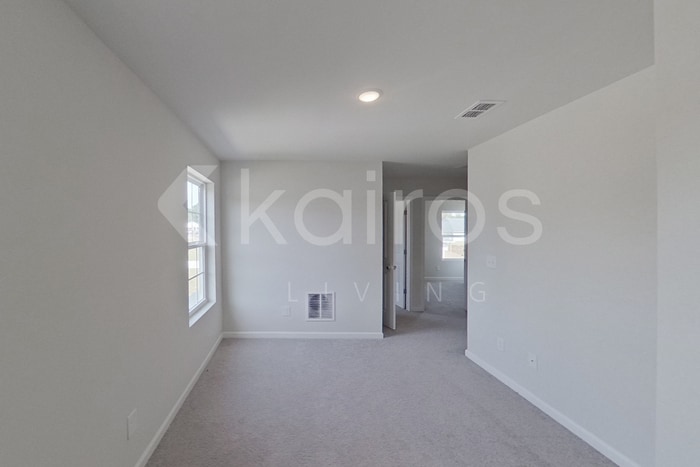 Building Photo - 111 Maple Dr