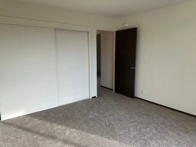 Building Photo - 273 S Parkview Ave