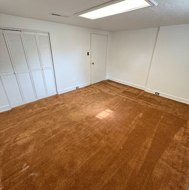 Building Photo - 4 Bedroom Home in Holladay