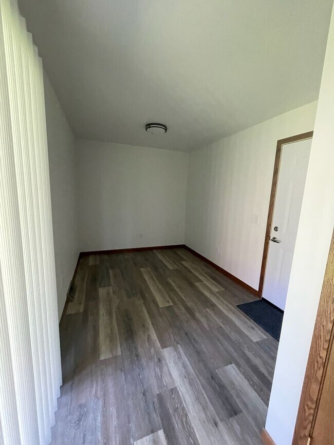 Building Photo - FULLY UPDATED 2-bedroom, 1-bath home (with bonus room) in Janesville
