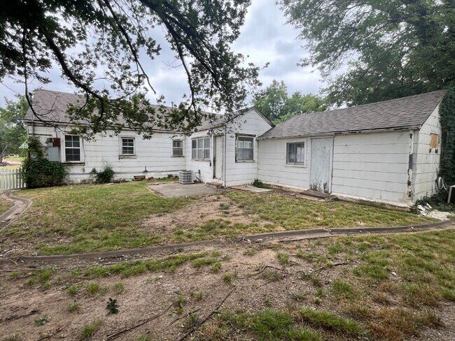 Building Photo - 3 Bedroom close to Campus!!