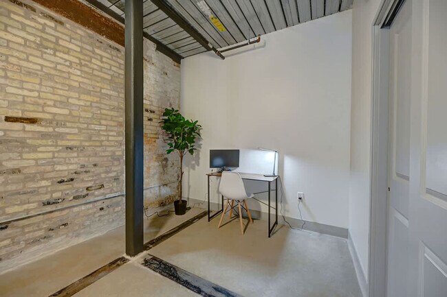 Building Photo - 1011 W Juneau Ave