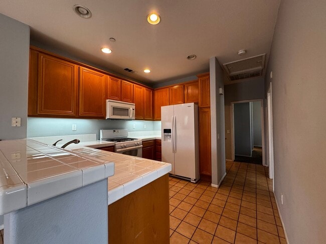 Building Photo - Murrieta 2 bedroom townhome with office fo...