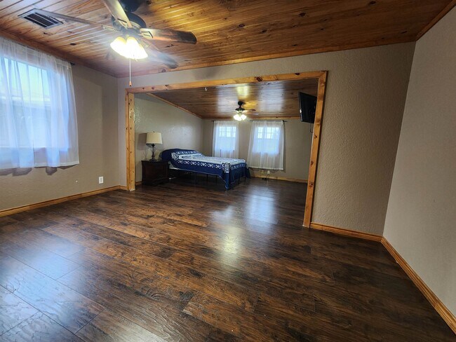 Building Photo - 624 CR 408
