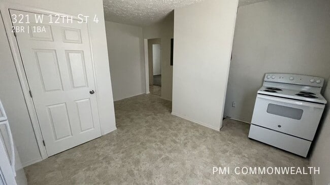 Building Photo - 2 Bed / 1 Bath Apartment (Available 4/10/25)