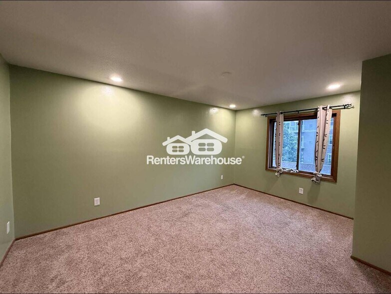 Building Photo - 5213 Hiawatha Ln