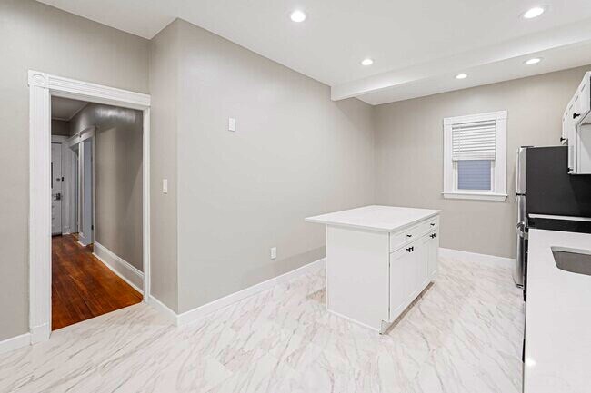 Building Photo - 381 Adams St