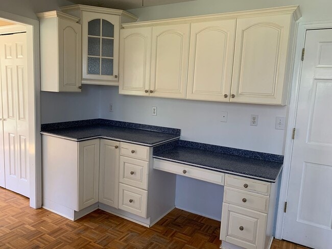 Building Photo - Amazing 4 Bedroom, 3 Bath Home With 2 Kitc...