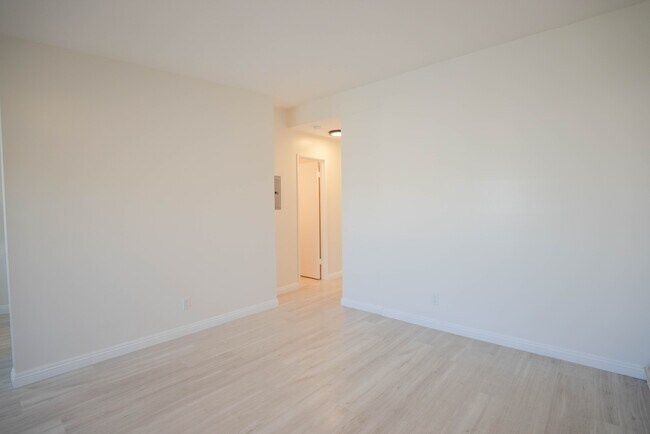 Building Photo - 825 W 167th St