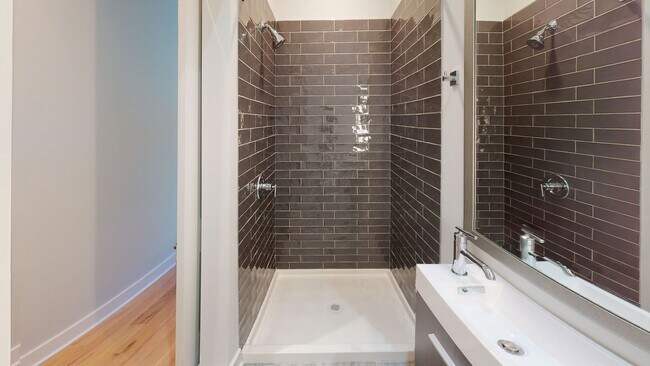Building Photo - Modern Townhome with Roof Terrace in Dilworth Neighborhood Charlotte NC