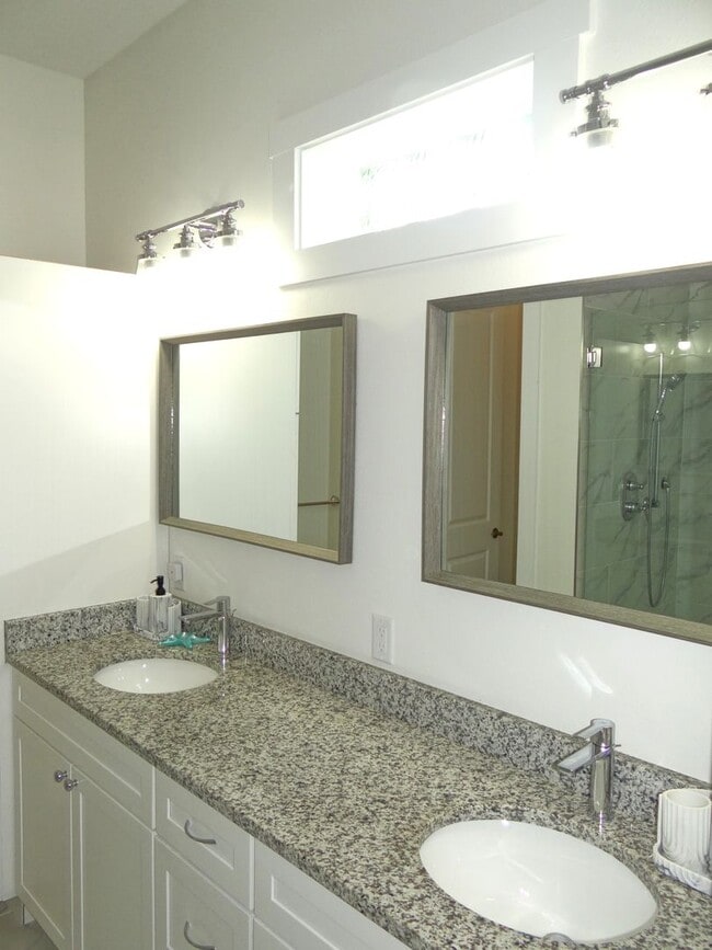 Building Photo - 3 bedroom/3bath Townhome in Dunedin