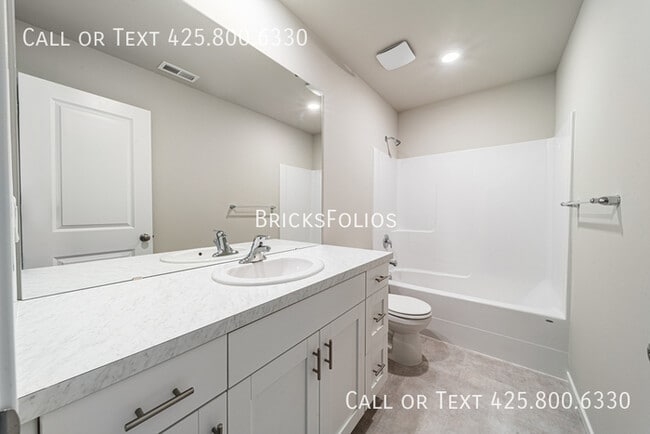 Building Photo - Comfortable Living in a Peaceful Bremerton...