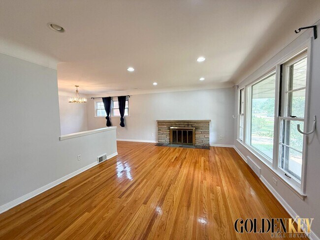 Building Photo - 2082 Vernier Rd