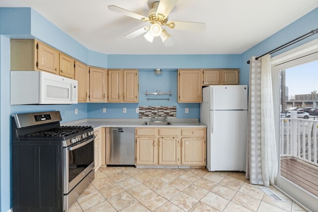 Building Photo - 48 Strawberry Hill Ave