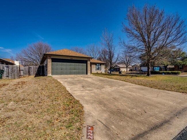 Building Photo - 223 Evergreen Cir