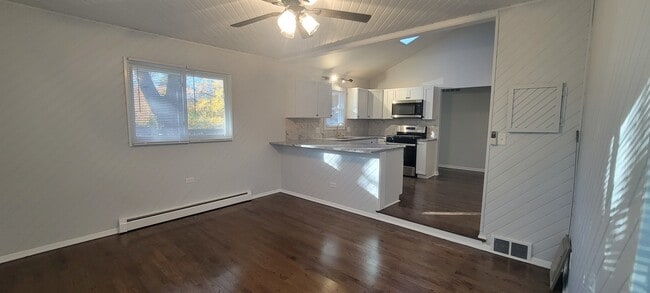 Building Photo - 6921 Clarendon Hills Rd