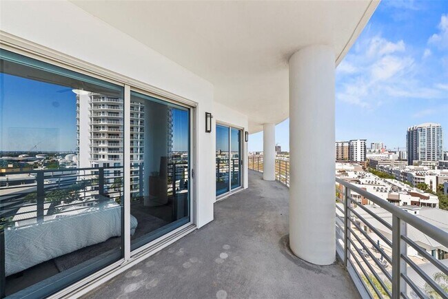 Building Photo - 449 S 12th St