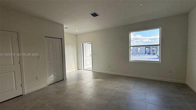 Building Photo - 1096 SE 2nd St