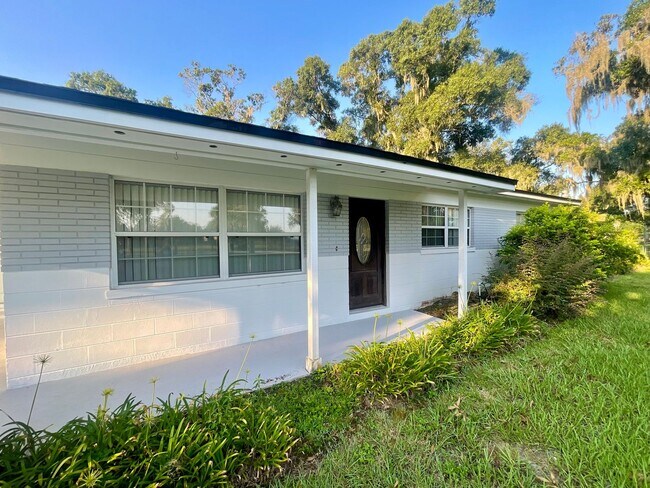 Building Photo - Country Living! 2 Bedroom Lithia