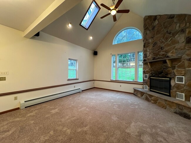 Building Photo - Gorgeous 3 bed, 2 bath home | Lawn Care Included