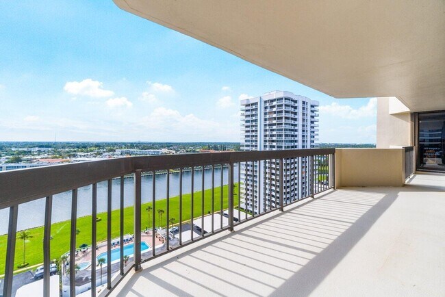 Building Photo - 108 Lakeshore Dr