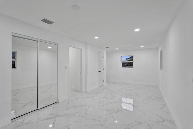 Building Photo - 4138 SW 48th Ct