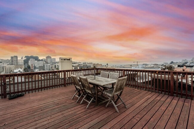 Building Photo - Gorgeous 4BR/2.5BA Nob Hill Home with Shar...