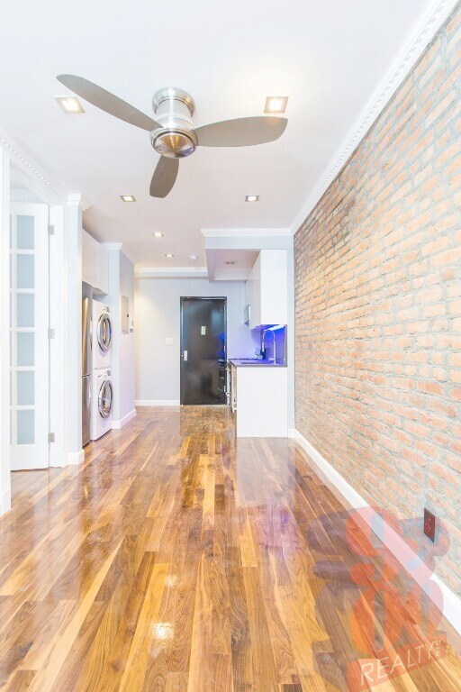 Building Photo - 221 E 11th St