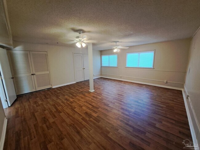 Building Photo - 8598 Meadowbrook Dr