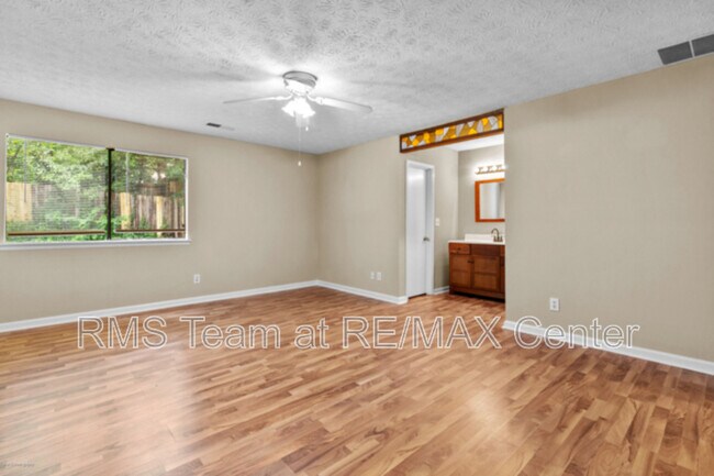 Building Photo - 625 Oxford Hall Dr SW