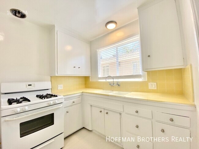 Building Photo - 1433 Hayworth Ave