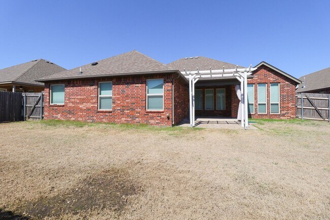 Building Photo - Spacious 3 Bedroom / 2 Bathroom with Modern Upgrade
