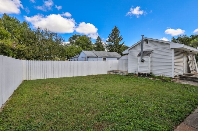 Building Photo - Adorable 4 bedroom | 2 bathroom | 2 car ga...