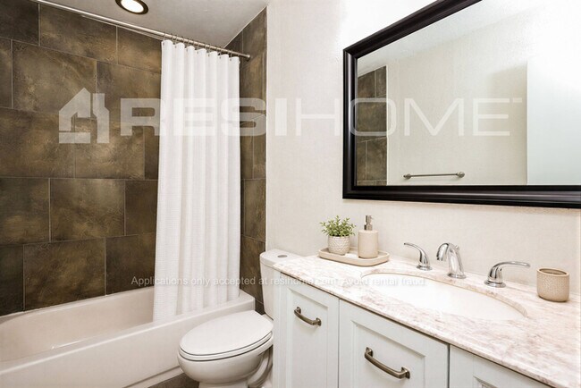 Building Photo - 736 Smalley Dr