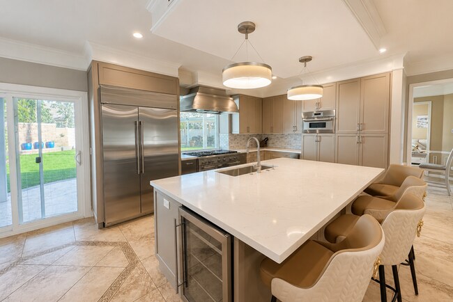 Building Photo - Furnished 4BR + Office | Putting Green Yard