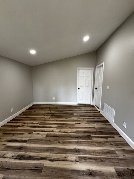 Building Photo - 118 Bank St