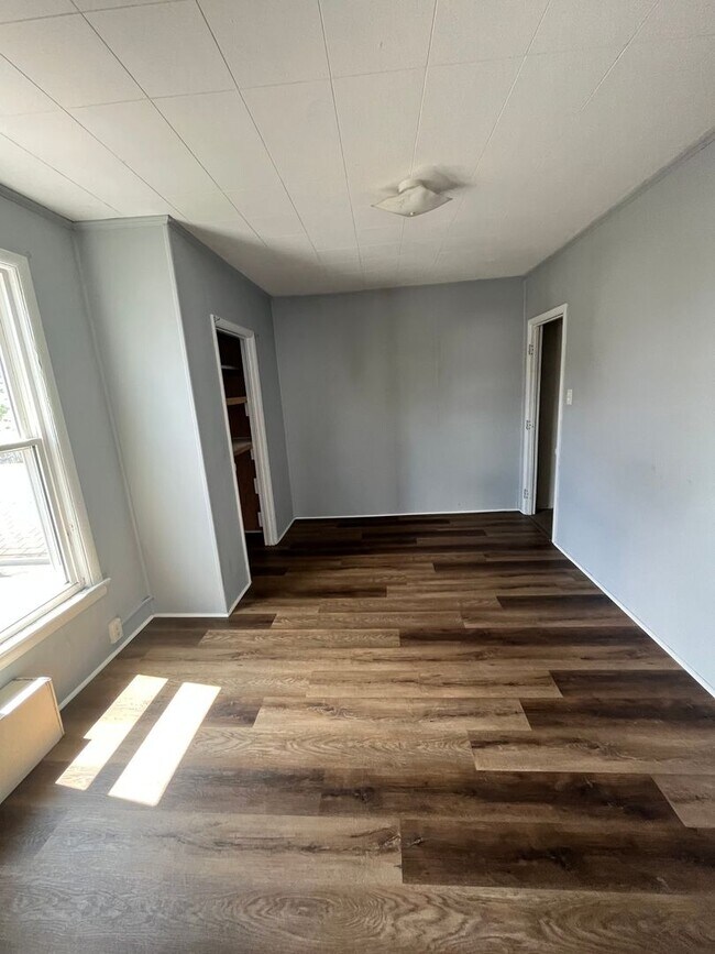 Building Photo - 2 Bedrooms, 1 Bath - 2nd Story - Available...